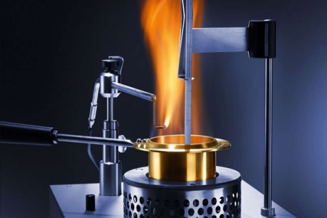 نقطه اشتعال پارافین مایع: راهنمای کامل ایمنی و کاربرد | شرکت کیمیا فرایند رازی